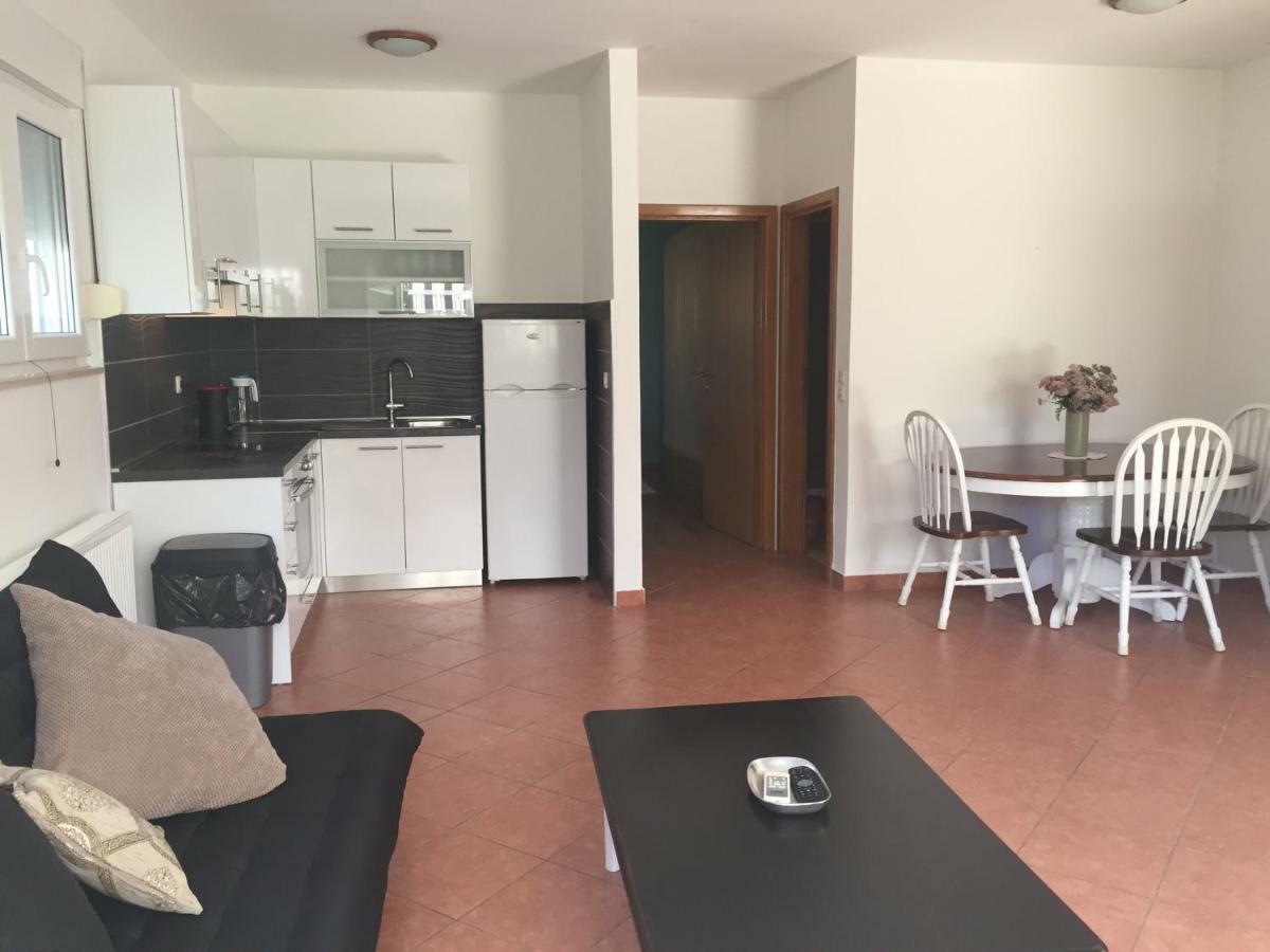 Ana'S Apartments Петрчане Экстерьер фото